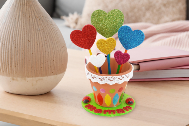 Coeurs dans un pot de fleurs - Déco en bois peint - 10doigts.fr