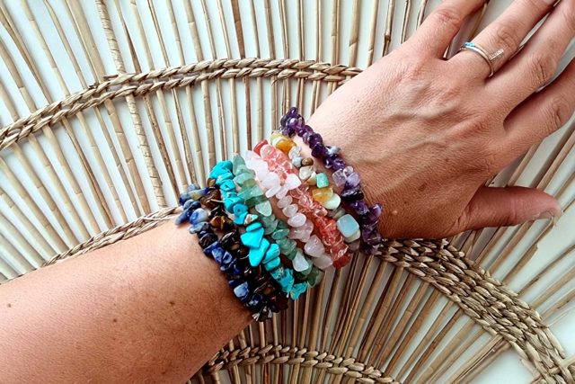 Coffret perles en pierre - 8 couleurs + élastiques - Perles Naturelles - 10doigts.fr
