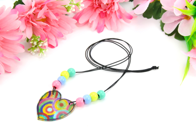 Collier cœur en plastique magique - Cordons queue de rat - 10doigts.fr
