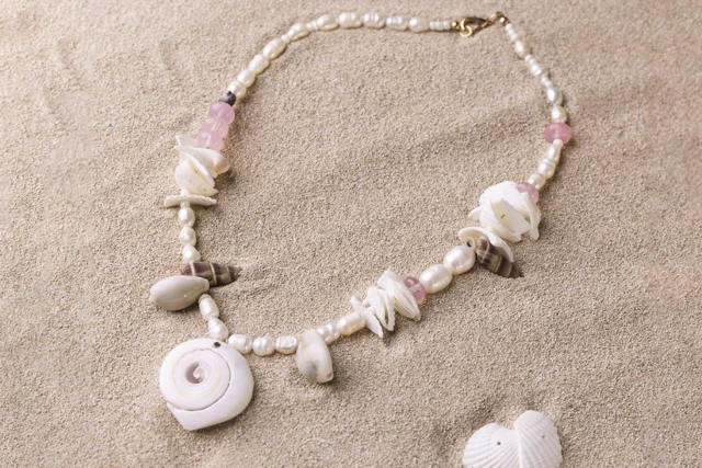 Collier coquillages - Perles Heishi et coquillages - 10doigts.fr