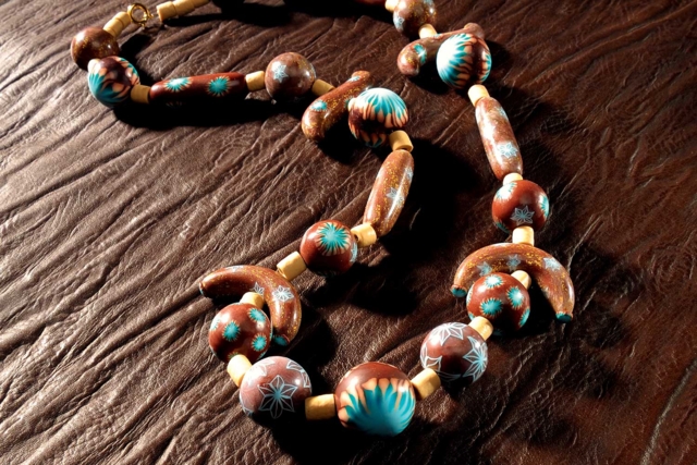 collier en fimo canes chocolat - Pâtes Fimo Soft : le modelage facile pour toutes vos créations - 10doigts.fr