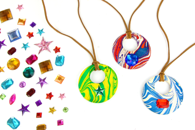 Collier marbling pour la fête des mères - Strass : apportez de l'éclat à toutes vos créations - 10doigts.fr