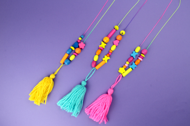Collier sautoir arc-en-ciel - Perles en bois - 10doigts.fr