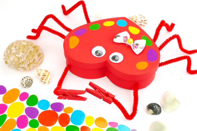 Crabe avec une boîte en papier mâché - Pinces à linge en bois - 10doigts.fr