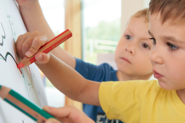 crayon de couleur woody - Crayons de couleur pour enfants : du premier gribouillage au dessin d'artiste - 10doigts.fr