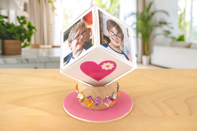 Cube photo et son socle - Cadres et clips photos : des supports uniques pour afficher vos souvenirs - 10doigts.fr