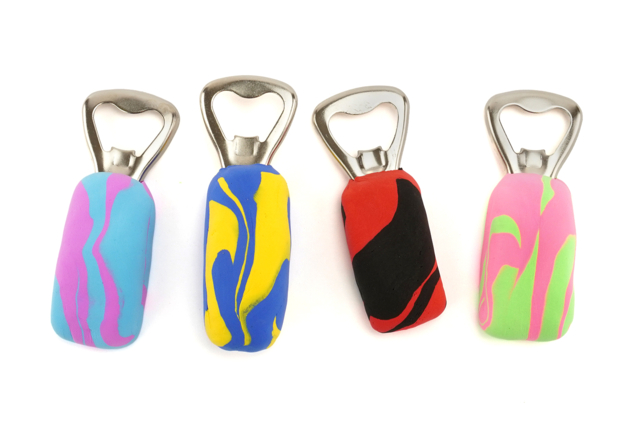 décapsuleur à personnaliser pâte à modeler - Objets pratiques pour papa : des cadeaux utiles à fabriquer - 10doigts.fr
