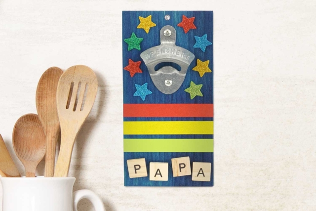 Décapsuleur mural en bois papa - Objets en bois à décorer pour la cuisine - 10doigts.fr