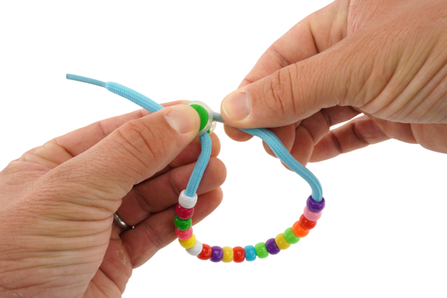 detail Kit créatif 12 bracelets : Lacets, fermoirs et perles pour enfants - Kits Bijoux - 10doigts.fr