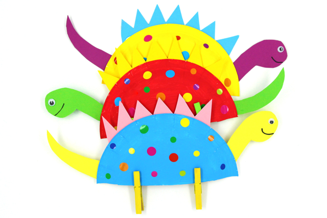 Dinosaure multicolore avec une assiette en carton - Gommettes rondes : l'essentiel du graphisme et de l'éveil créatif - 10doigts.fr
