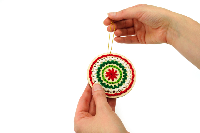 disque à tisser etape 3 - Boules de Noël DIY - 10doigts.fr