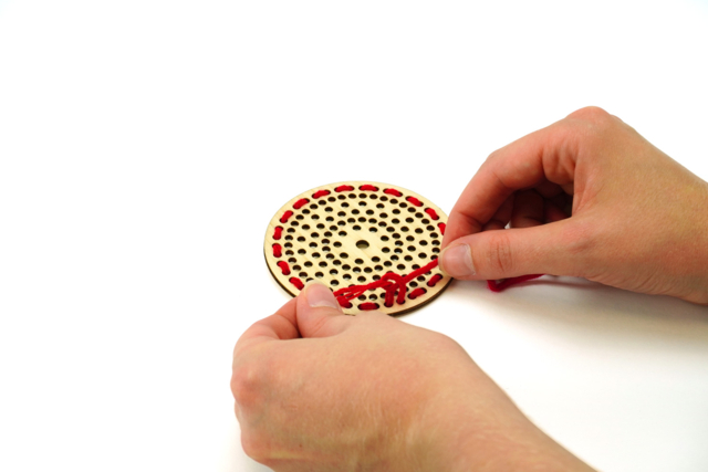 disues à tisser etape 2 - Boules de Noël DIY - 10doigts.fr