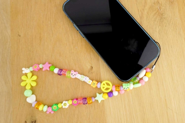 dragonne téléphone perles peony - Perles Plastique - 10doigts.fr
