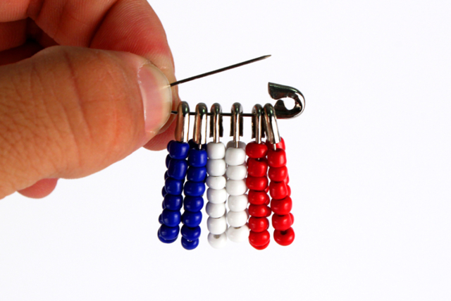 drapeau broche perles - Broches - 10doigts.fr