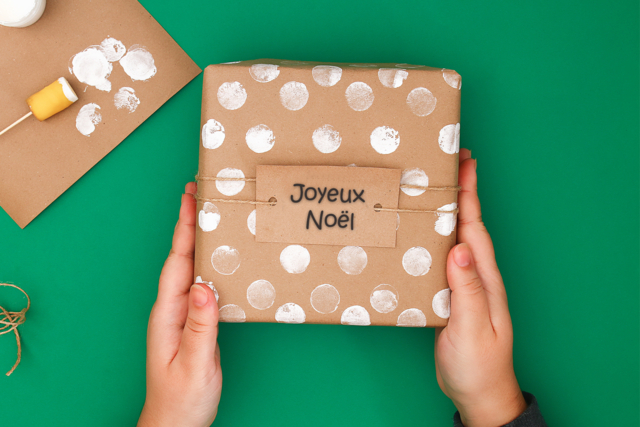 Emballage Cadeau aux tampons - Cordes & ficelles naturelles - 10doigts.fr