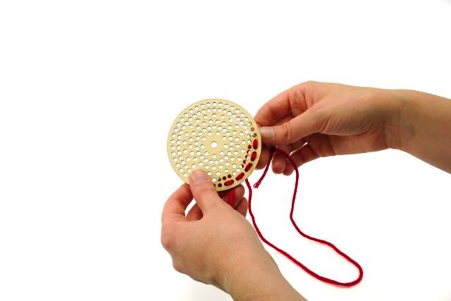 etape 1 boule à tisser - Boules de Noël DIY - 10doigts.fr