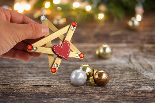 Etoiles de Noël avec des bâtons de glace - Déco en bois peint - 10doigts.fr