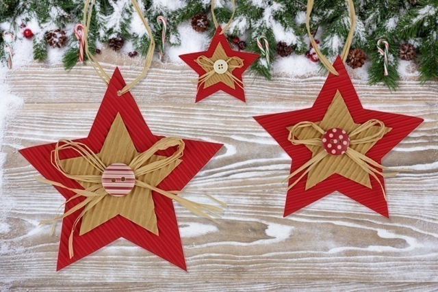 Etoiles de Noël en carton ondulé - Raphia et fibres naturelles pour vos créations - 10doigts.fr
