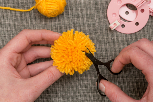 Fabriquer des pompons en laine - méthode FACILE - Fils à tricoter et laines : donnez vie à vos envies créatives - 10doigts.fr