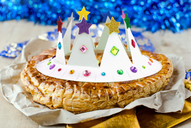 Fabriquer une couronne avec une assiette en carton - Stickers mousse : donnez du volume à vos créations - 10doigts.fr