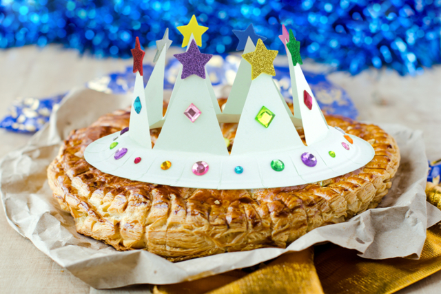 Fabriquer une couronne avec une assiette en carton - Strass autocollants - 10doigts.fr