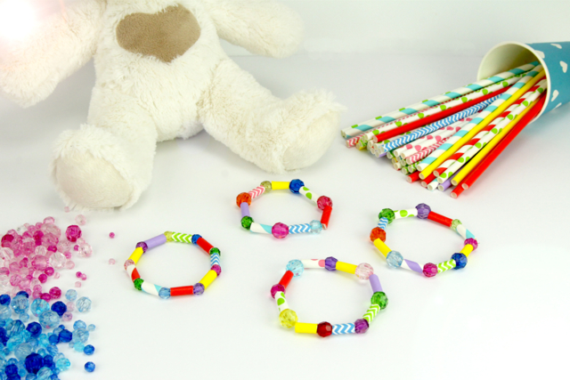 Faire un bracelet avec des pailles en carton - Perles Acrylique - 10doigts.fr