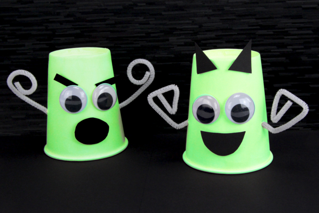Fantômes phosphorescents avec des gobelets - Décorations de table - 10doigts.fr