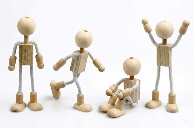 Figurines flexibles à décorer - 4 personnages - Jeux et Jouets en bois à décorer - 10doigts.fr