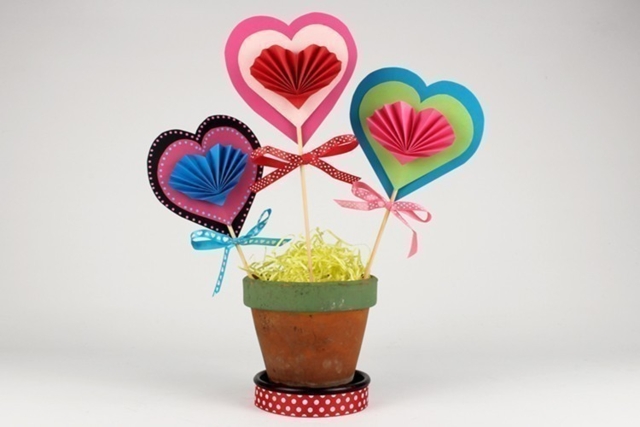 Fleurs d'amour - Supports en céramique à décorer - 10doigts.fr