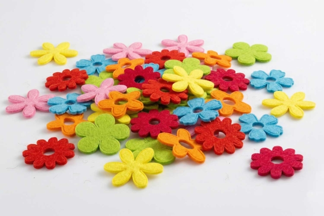 Fleurs en feutrine rembourrée  - Décorations fleurs et feuilles : ajoutez une touche de nature à toutes vos créations - 10doigts.fr
