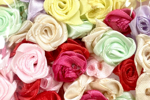 fleurs en satin - Embellissements fleurs et coeurs - 10doigts.fr