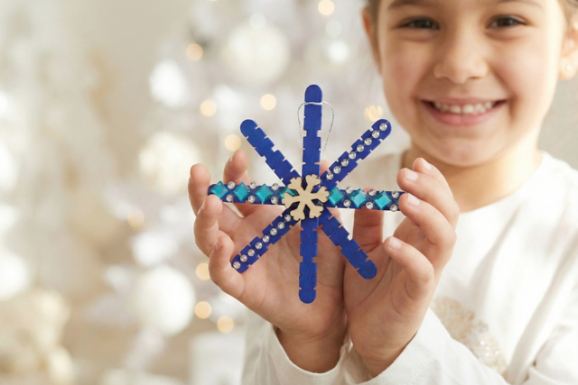 Flocons à accrocher dans le sapin de Noël - Strass autocollants - 10doigts.fr