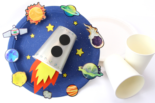 Fusée avec un gobelet et une assiette - Décorations de table - 10doigts.fr