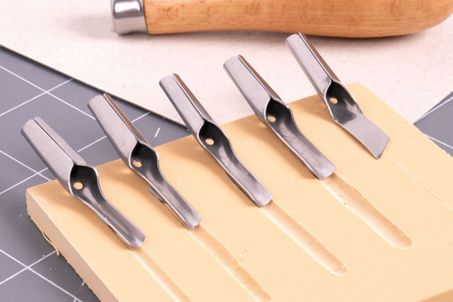 gouges pour linogravure - Matériel de linogravure : s'initier à l'impression d'estampes maison - 10doigts.fr