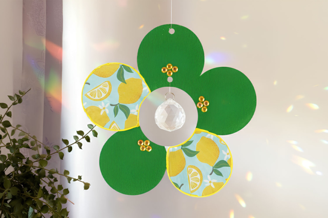 grand attrape soleil fleur en bois - Suspensions et déco murale en bois à décorer - 10doigts.fr