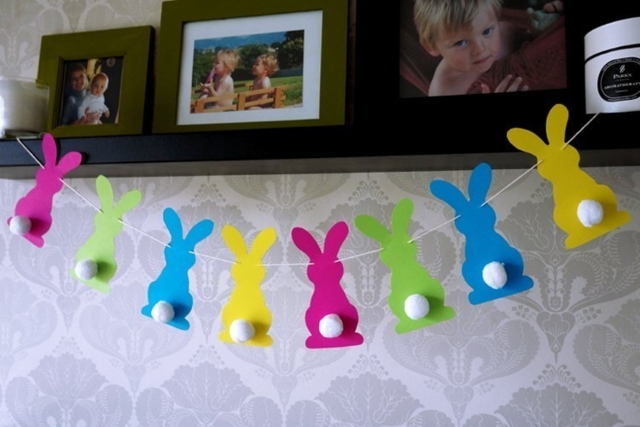 Guirlande Lapins de Pâques - Pompons pour bricolage créatif - 10doigts.fr