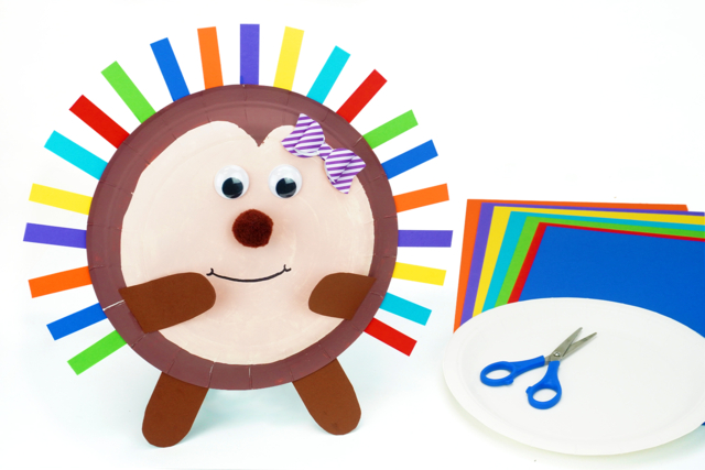 Hérisson avec une assiette et des bandes de papier - Papiers colorés - 10doigts.fr