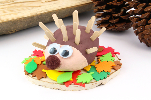 Hérisson en pâte à modeler - Décors nature : matériaux naturels pour les loisirs créatifs - 10doigts.fr