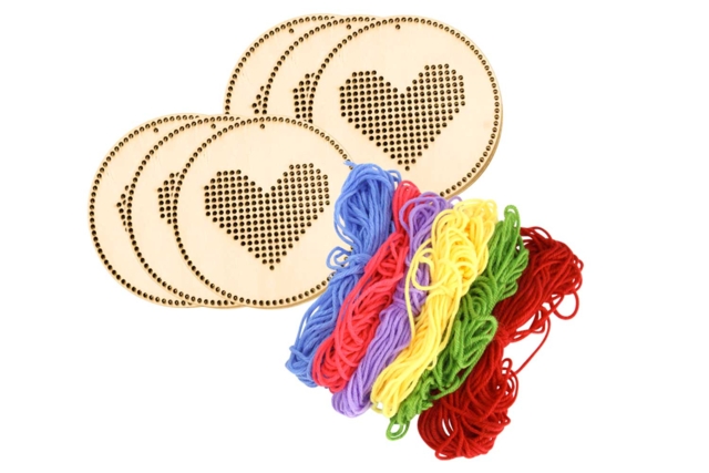 Kit coeurs à broder - materiel - Kits Mercerie - 10doigts.fr