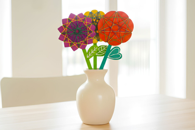 Kit fleurs en bois String Art  - Kits créatifs Fête des Mères : des coffrets tout-en-un pour fabriquer vos cadeaux pour maman - 10doigts.fr