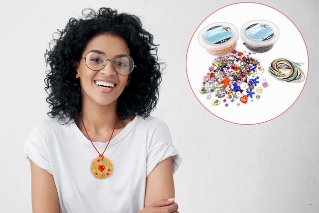 Kit médaillons à modeler - 12 pièces - Bijoux et porte-clés à fabriquer pour la fête des Mères - 10doigts.fr