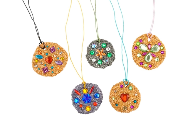 Kit médaillons en pâte à modeler - Bijoux et porte-clés à fabriquer pour la fête des Mères - 10doigts.fr