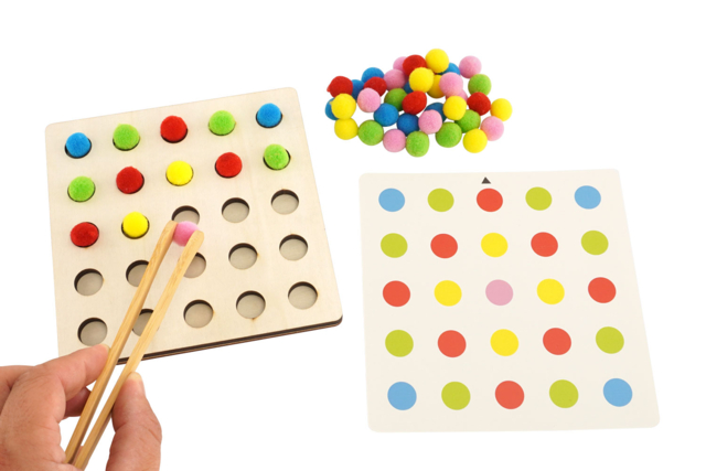 kit Plateau de motricité + pompons - Kits éducatifs : le plaisir d'apprendre par la manipulation - 10doigts.fr