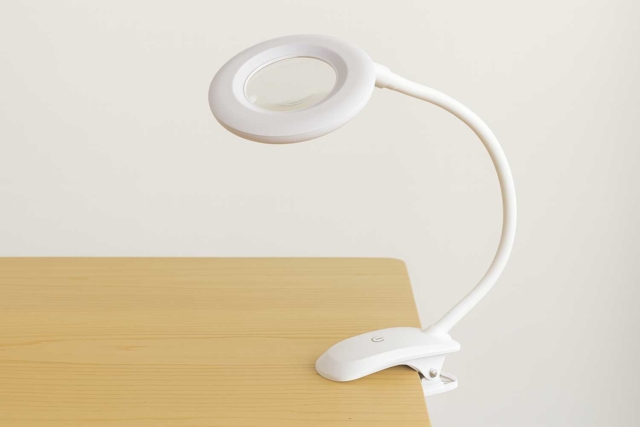 Lampe loupe LED à pince - Articles lumineux, guirlandes et bougies LED - 10doigts.fr