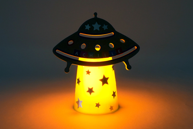 Lampe soucoupe volante - Articles lumineux, guirlandes et bougies LED - 10doigts.fr