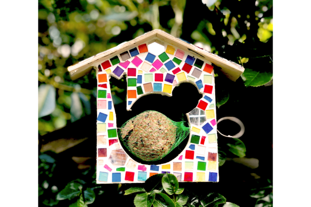 mangeoire mosaïque - Nichoirs, mangeoires et refuges en bois à décorer - 10doigts.fr