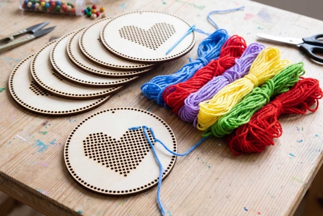 materiel kit coeur en bois à broder - Kits Mercerie - 10doigts.fr