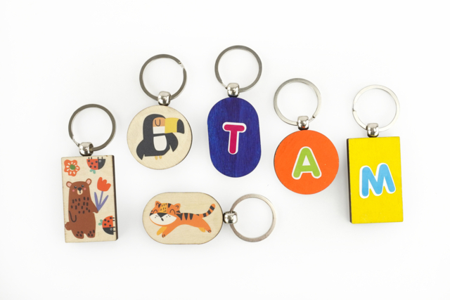 Mega Lot Porte clef bois - Bijoux et porte-clés en bois à décorer - 10doigts.fr