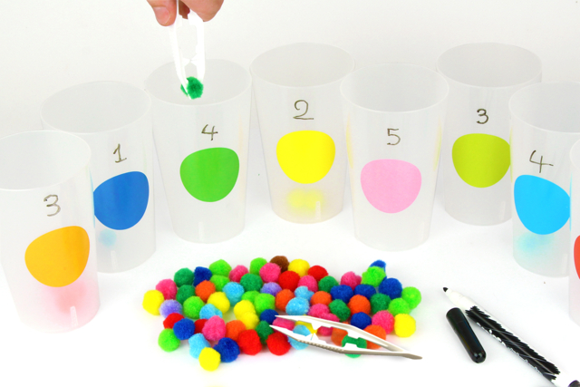 Montessori : Apprendre les couleurs et compter - Pompons pour bricolage créatif - 10doigts.fr