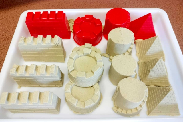 Moules châteaux de sable - Sable à modeler - Modelage et moulage - 10doigts.fr
